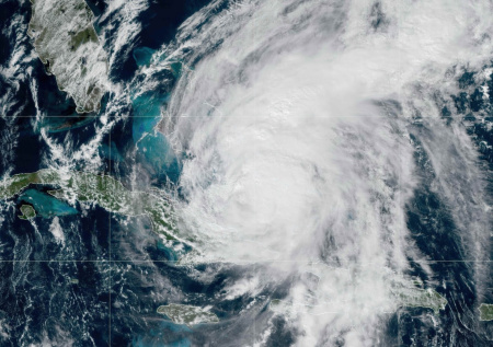 Отель с российскими туристами разнесло ураганом