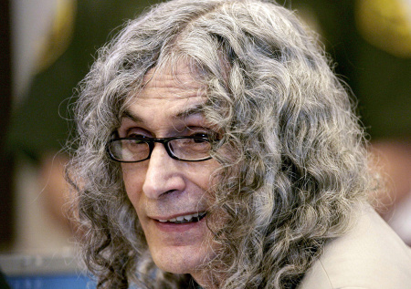 Добивал девочку трубой: обаятельный фотограф оказался педофилом-убийцей