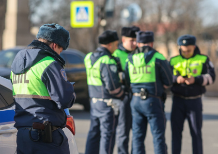 ДПС перекрыла движение на одном из главных шоссе Петербурга