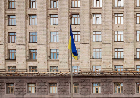 В Киеве приспустили главный флаг Украины
