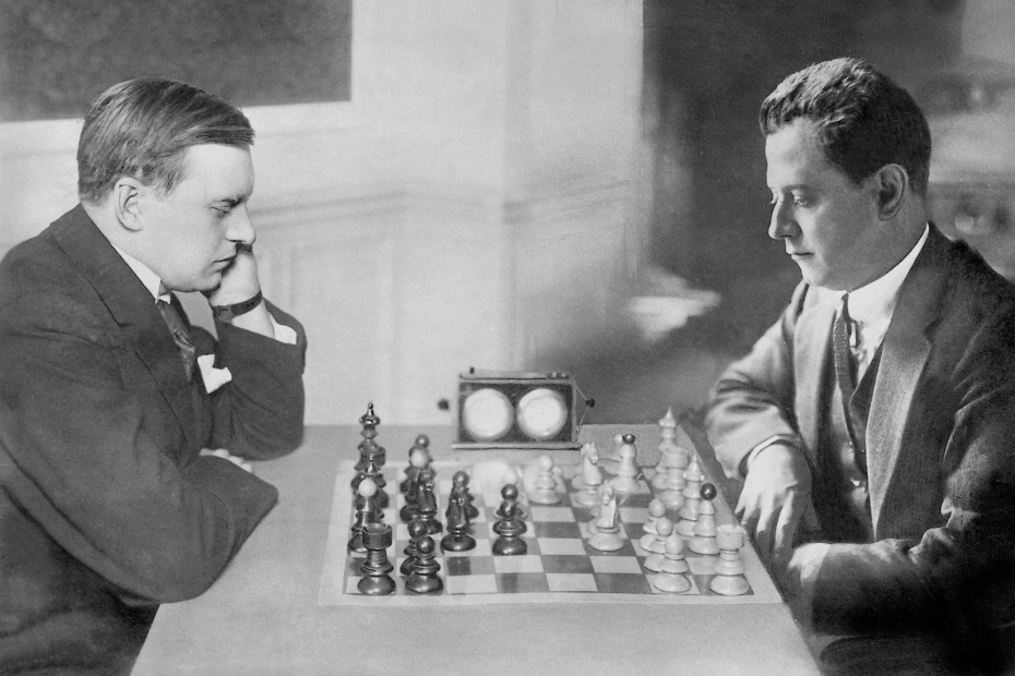 На чемпионате мира по шахматам 1927 года в Буэнос-Айресе российский шахматист Александр Алехин соревнуется с кубинским шахматистом Хосе Раулем Капабланкой