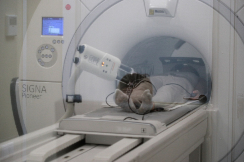 Пациент в кабинете магнитно-резонансной томографии