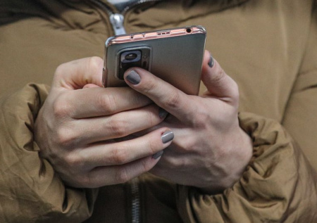 Женщина «экспроприировала» у петербуржца смартфон во время досмотра