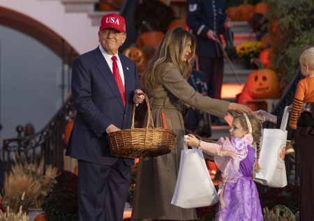 Трамп уронил шоколадку на пол и подарил ее ребенку
