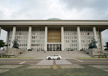 Южнокорейский депутат опозорился перед парламентом из-за рисунка гориллы