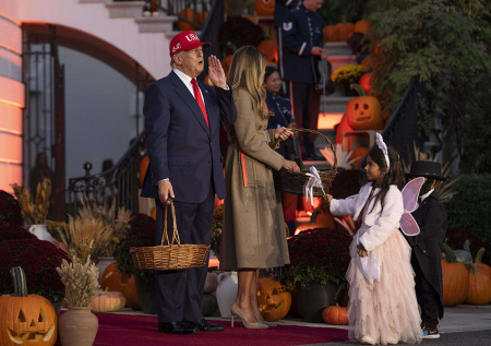 Трамп с женой устроили Хэллоуин в Белом доме