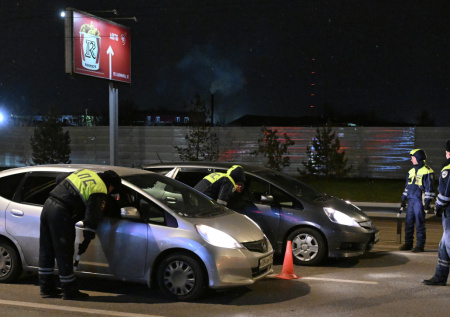 Юрист объяснил, какое наказание грозит за плевок из окна авто