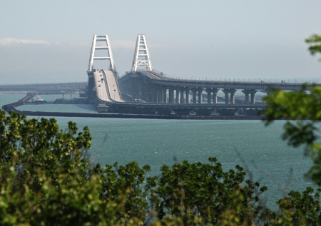 Аксенов запретил проезд по Крымскому мосту еще двум видам транспорта