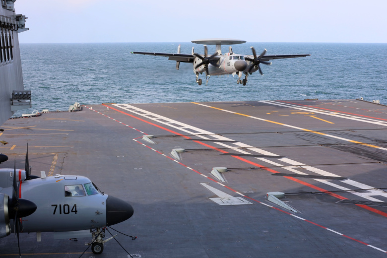 Самолет совершает посадку на авианосец «Фуцзянь»