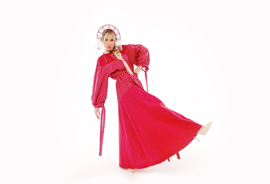 Платье из коллекции «Переосмысление», «Шуйские Ситцы», кокошник — Лаборатория «Цветень», Институт искусств РГУ им. А. Н. Косыгина