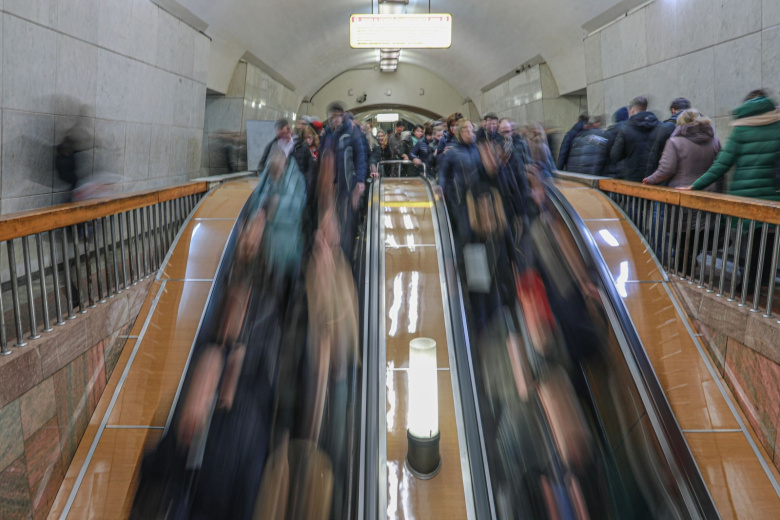 Пассажиры в час пик на эскалаторе Московского метрополитена