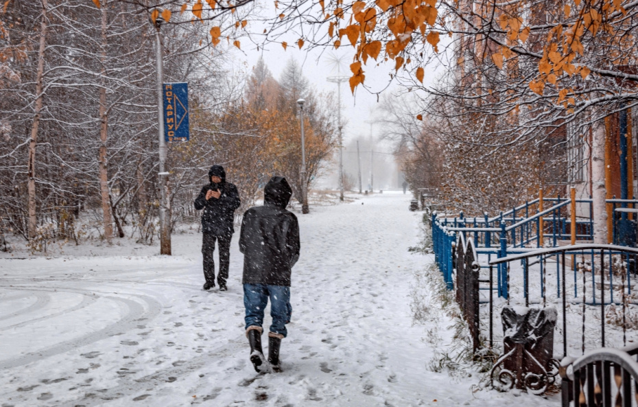 Прохожие на одной из улиц во время снегопада в Нерюнгри