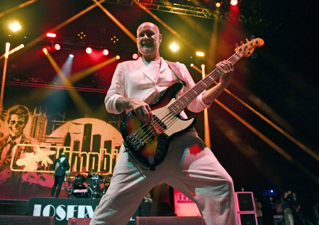 Лежал в луже крови: из-за чего умер басист Limp Bizkit?