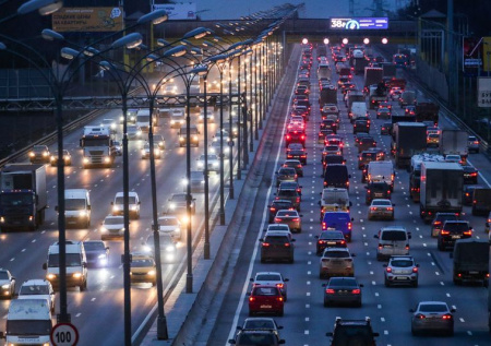 Москва встала в пробках в предпоследний рабочий день