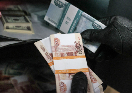 Экс-замгубернатора Югры обвинили в получении взятки