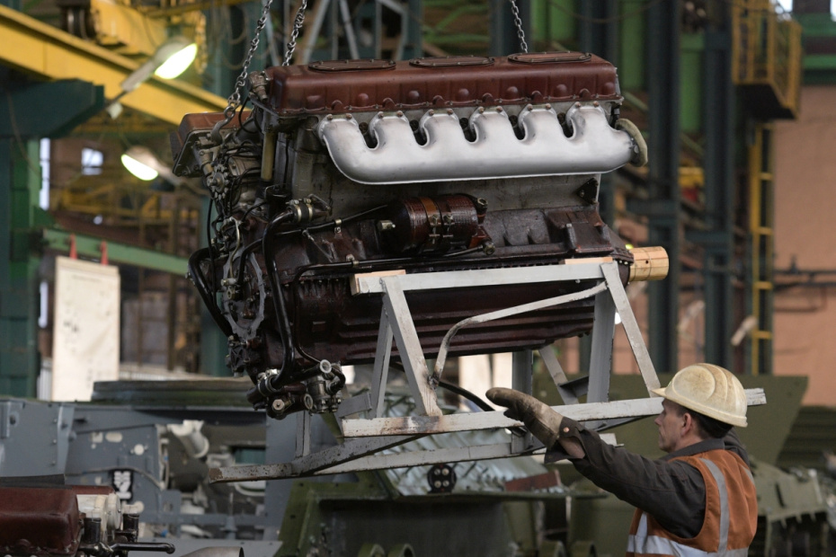 Сборка танка Т-80 на заводе