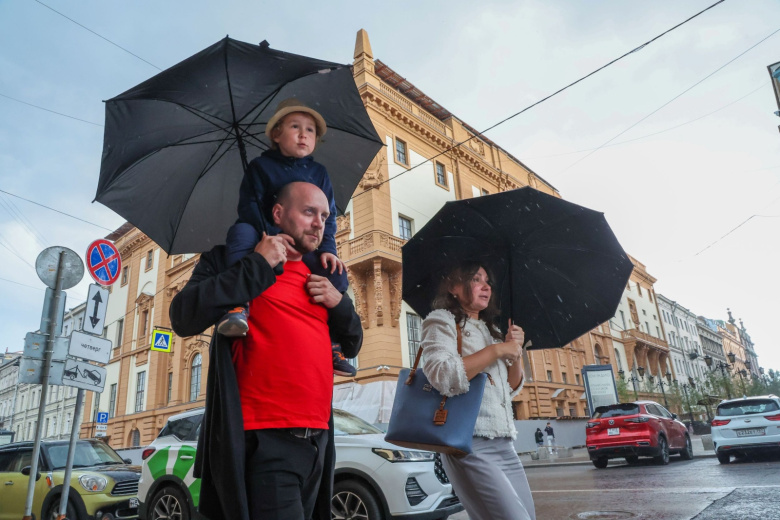 Горожане во время проливного дождя