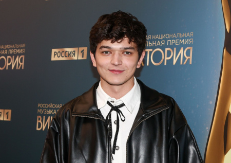 В Госдуме заступились за певца Akmal’ после скандала в Казахстане