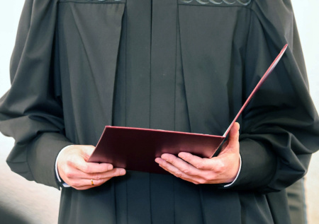 Житель Кузбасса предстанет перед судом за истязание и унижение подростка