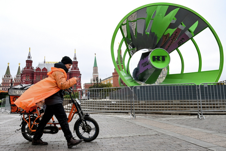 Телевизионная студия в виде рупора, установленная к 20-летию телеканала RT на Манежной площади в Москве
