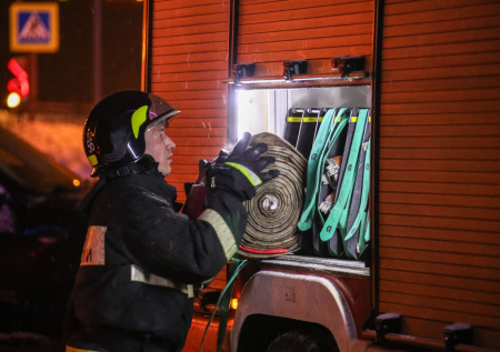Двое мужчин помогли соседке выйти из горящей мансарды до приезда спасателей