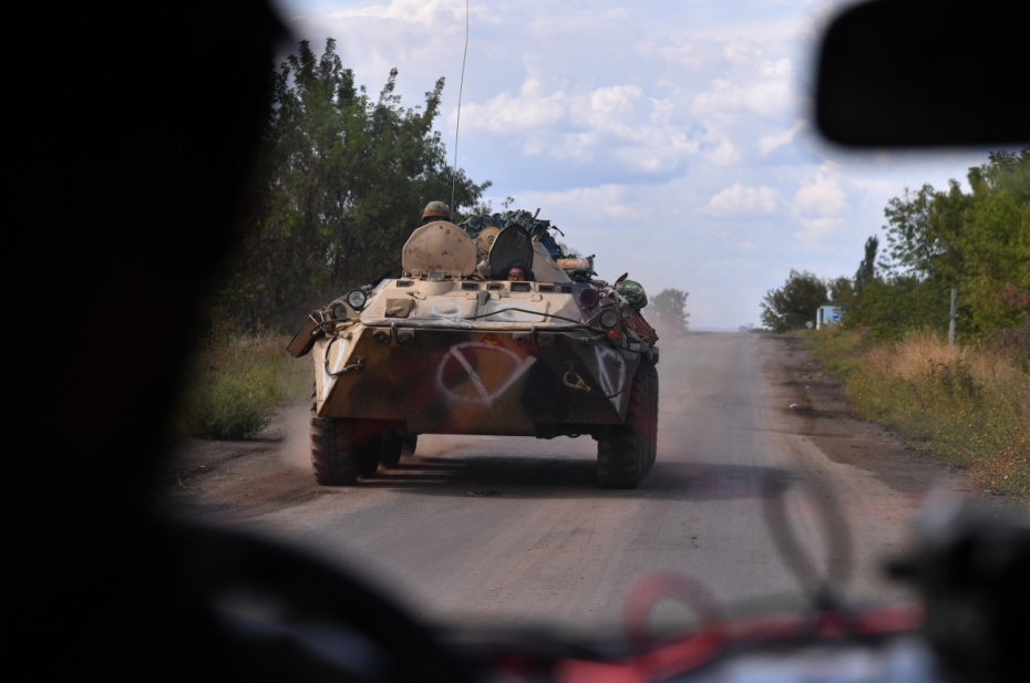 БТР с военнослужащими ВС РФ на дороге у села Покровское