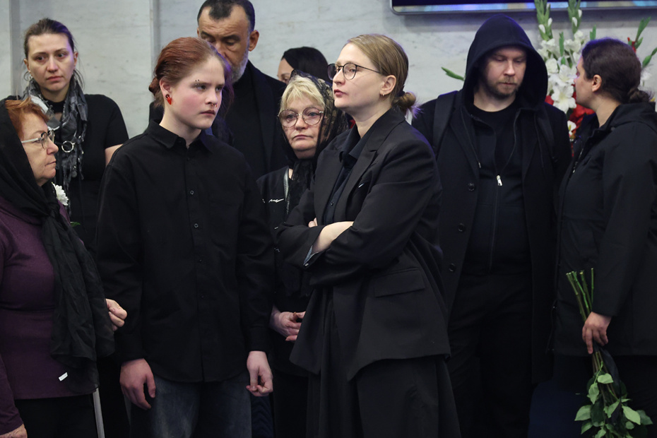 Супруга Романа Попова Юлия (в центре) на церемонии прощания с актером в зале прощаний ЦКБ на улице Маршала Тимошенко