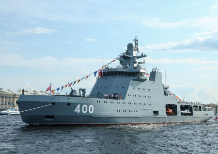 Белоусову представили патрульный корабль «Иван Папанин»