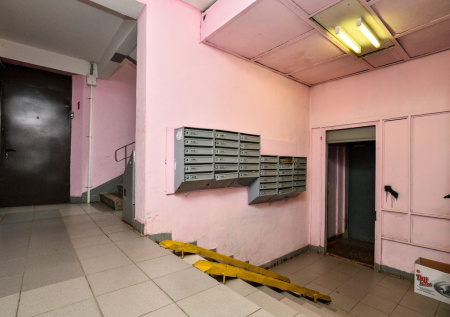 Россиянам раскрыли, как правильно избавиться от вещей соседей в подъезде