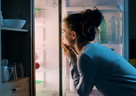 Врач предупредила, чем грозит привычка поздно ужинать