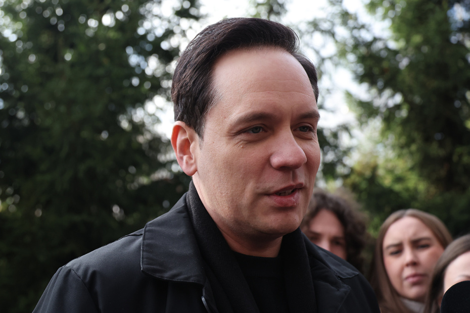 Александр Асташенок на церемонии прощания с Романом Поповым в зале прощаний ЦКБ на улице Маршала