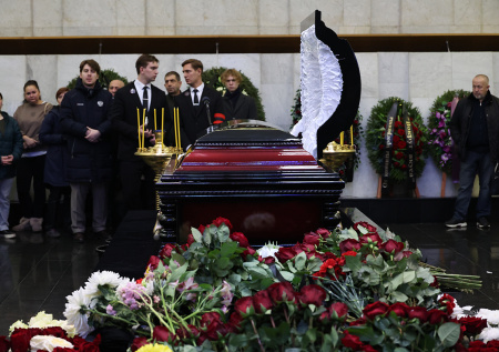 Открытый гроб, слезы жены, дети: как прошло прощание с Романом Поповым