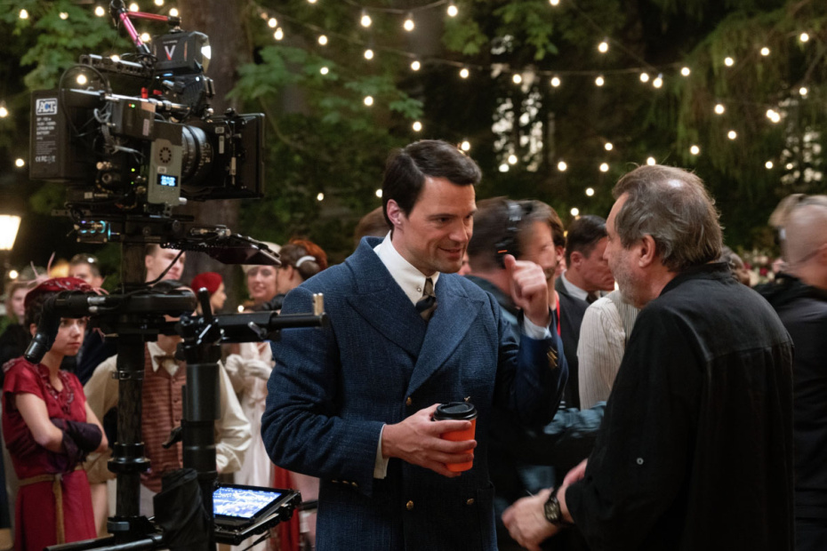 Данила Козловский и режиссер Алексей Учитель на съемках фильма «Шум времени» в Санкт-Петербурге