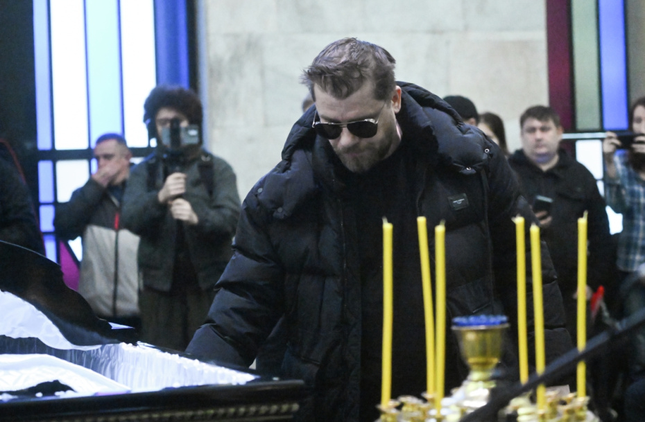 Гарик Харламов на церемонии прощания с Романом Поповым в зале прощаний ЦКБ на улице Маршала Тимошенко