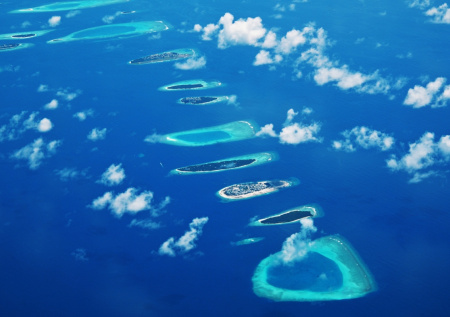 Зумерам на Мальдивах полностью запретили курить