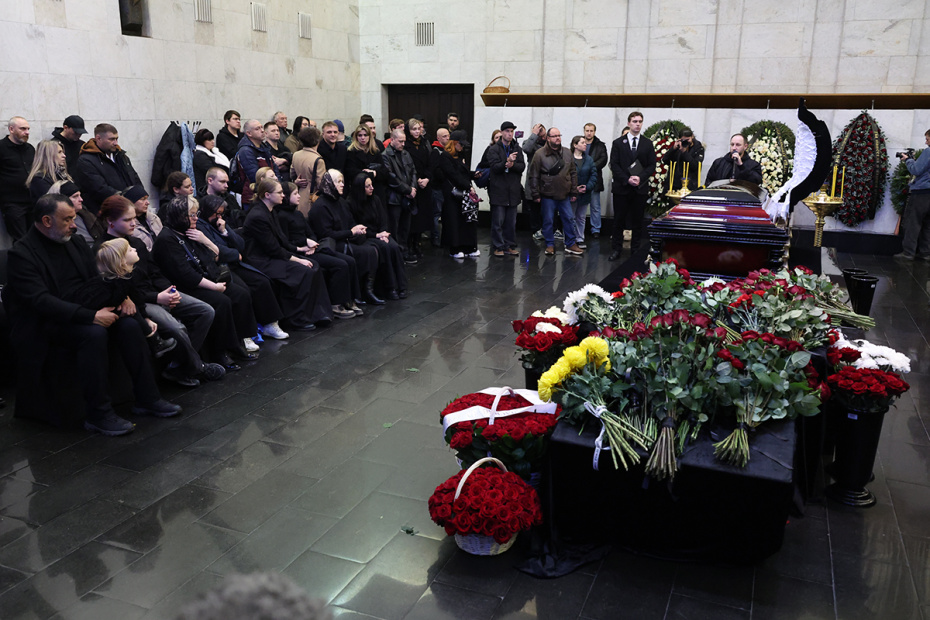 Церемония прощания с Романом Поповым в зале прощаний ЦКБ на улице Маршала Тимошенко