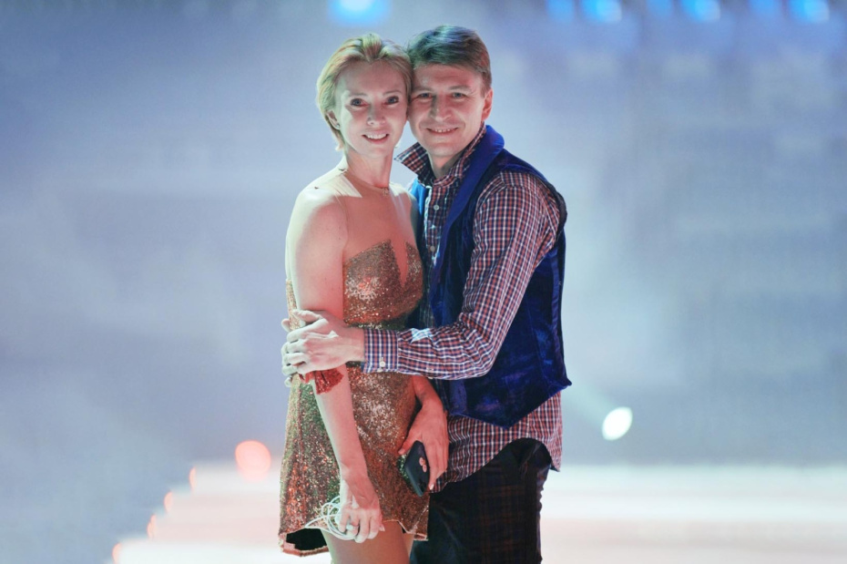 Фигуристы Алексей Ягудин и Татьяна Тотьмянина фотографируются после выступления в ледовом шоу «Чемпионы»