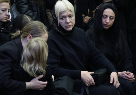 Маленькая дочь Попова прижималась к матери на церемонии прощания