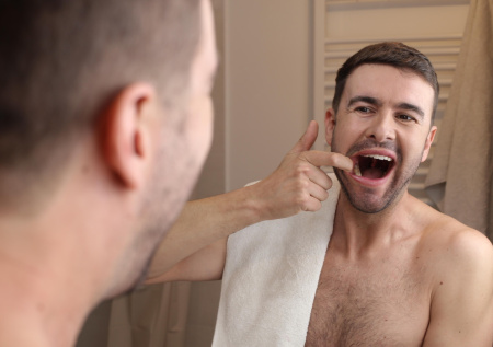 Стоматолог предостерег россиян от самостоятельной установки пломб