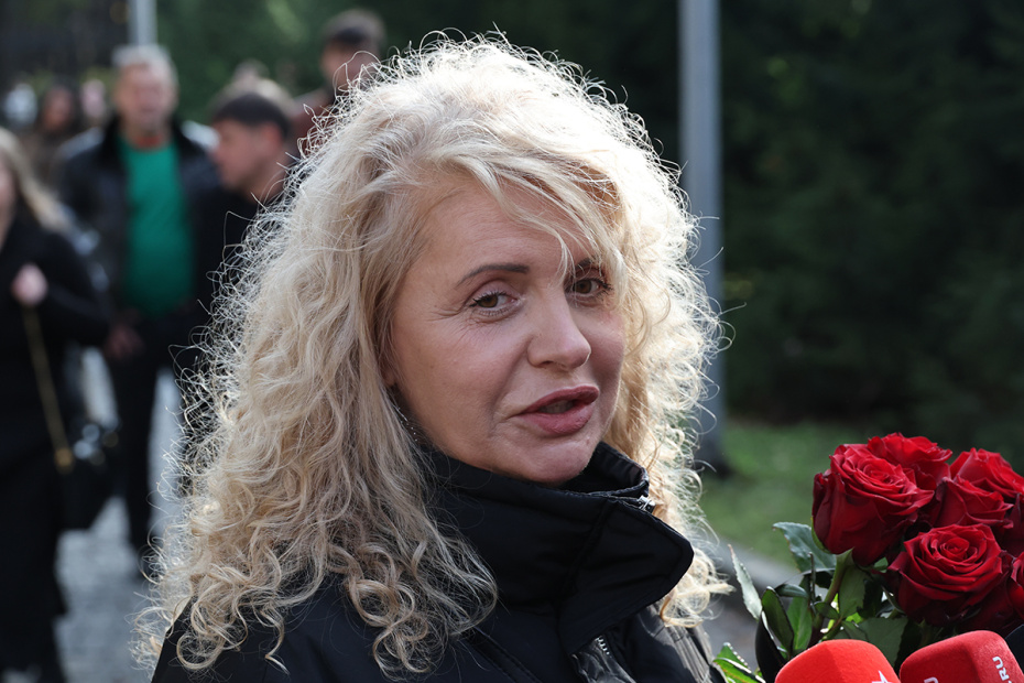 Юлия Богатикова на церемонии прощания с Романом Поповым в зале прощаний ЦКБ на улице Маршала Тимошенко