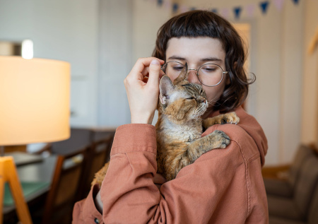 Россиян предупредили о серьезной опасности поцелуев с питомцами