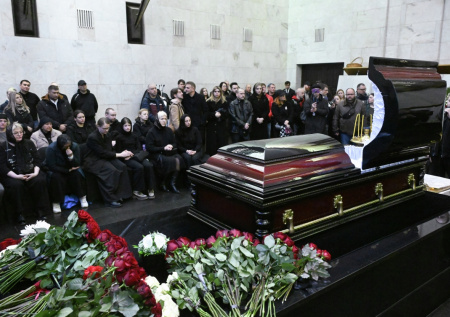 Актера Попова проводили в последний путь аплодисментами