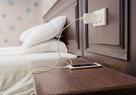 IT-эксперт объяснил, почему опасно использовать неродную зарядку