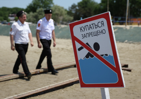 На пляжах Анапы заметили выбросы мазута