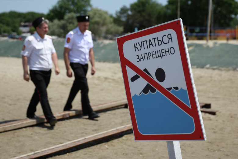 Казаки патрулируют запрещенные к посещению пляжные зоны в Анапе