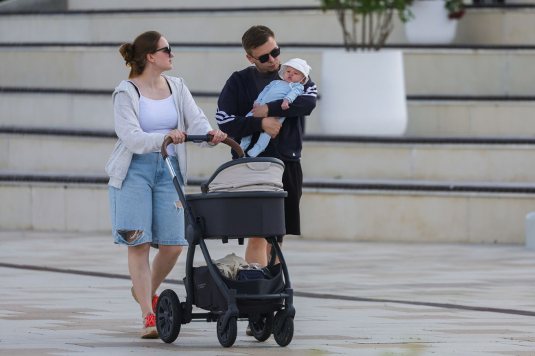 Родители с ребенком