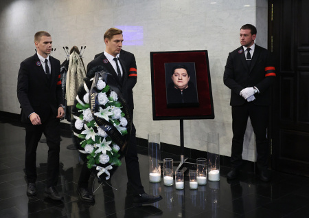 Подруга покойного Попова призналась, что его семья нуждается в помощи