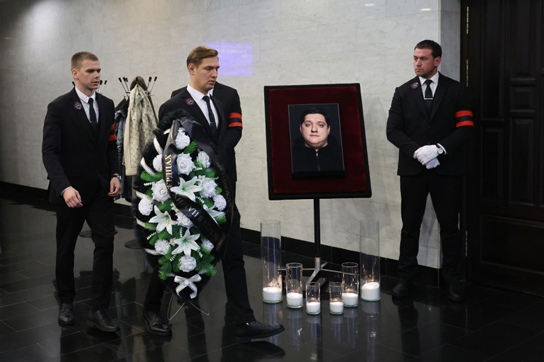 Церемония прощания с Романом Поповым в зале прощаний ЦКБ на улице Маршала Тимошенко