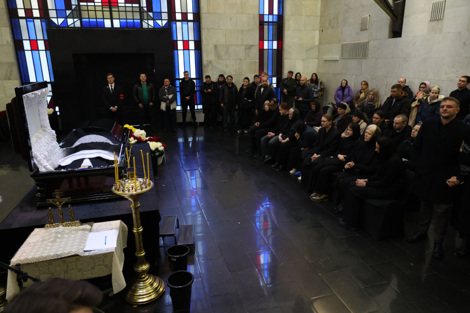 Церемония прощания с Романом Поповым в зале прощаний ЦКБ на улице Маршала Тимошенко