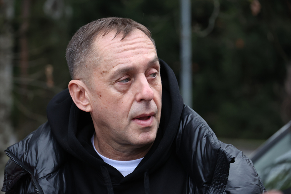 Виктор Бондарюк на церемонии прощания с Романом Поповым в зале прощаний ЦКБ на улице Маршала Тимошенко